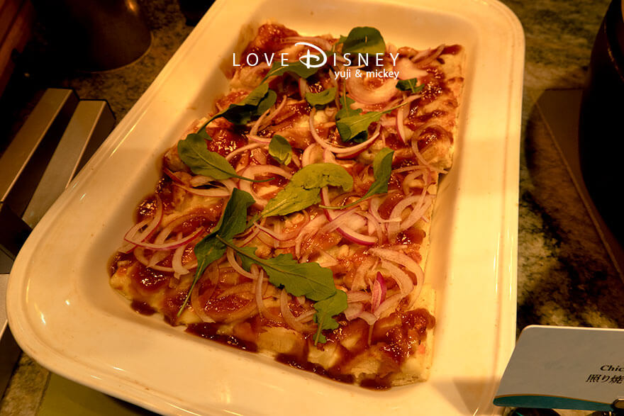 ホテルミラコスタ、オチェーアノ「ダッフィー＆フレンズのハートフェルト・レターズ・オブ・フレンドシップ、ブッフェ」温かい料理（照り焼きチキンピッツァ）