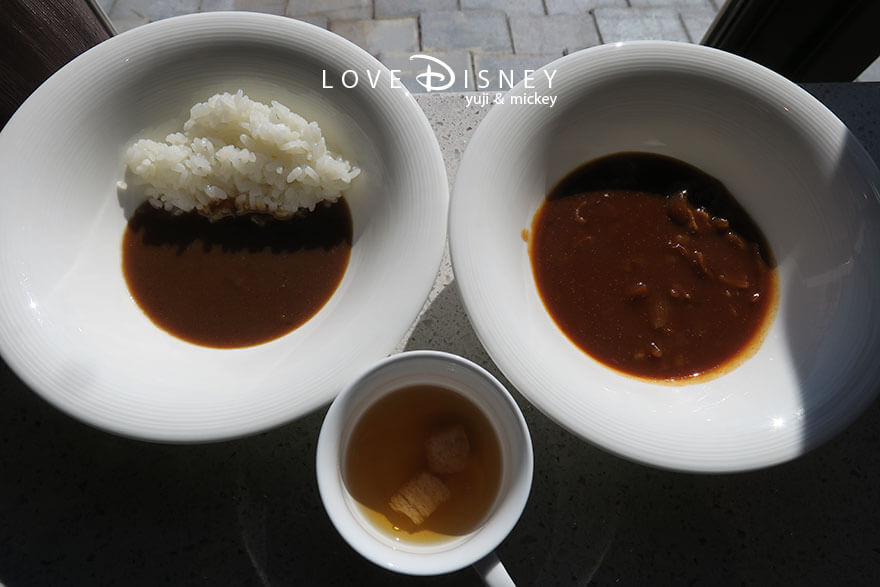 ホテルミラコスタ、オチェーアノ「ダッフィー＆フレンズのハートフェルト・レターズ・オブ・フレンドシップ、ブッフェ」温かい料理（マイルドカリーとライス/ハッシュドビーフ/コンソメスープ）