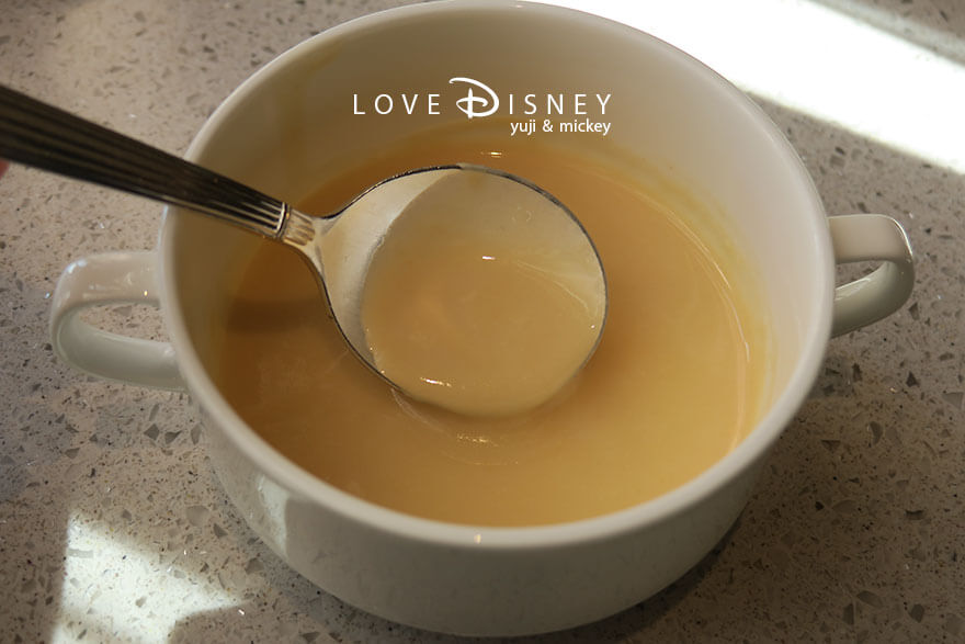 ホテルミラコスタ、オチェーアノ「ダッフィー＆フレンズのハートフェルト・レターズ・オブ・フレンドシップ、ブッフェ」温かい料理（コーンクリームスープ）