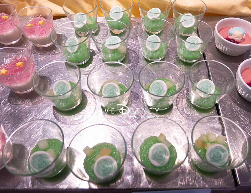 ホテルミラコスタ、オチェーアノ「ダッフィー＆フレンズのハートフェルト・レターズ・オブ・フレンドシップ、ブッフェ」デザート（青りんごゼリー）