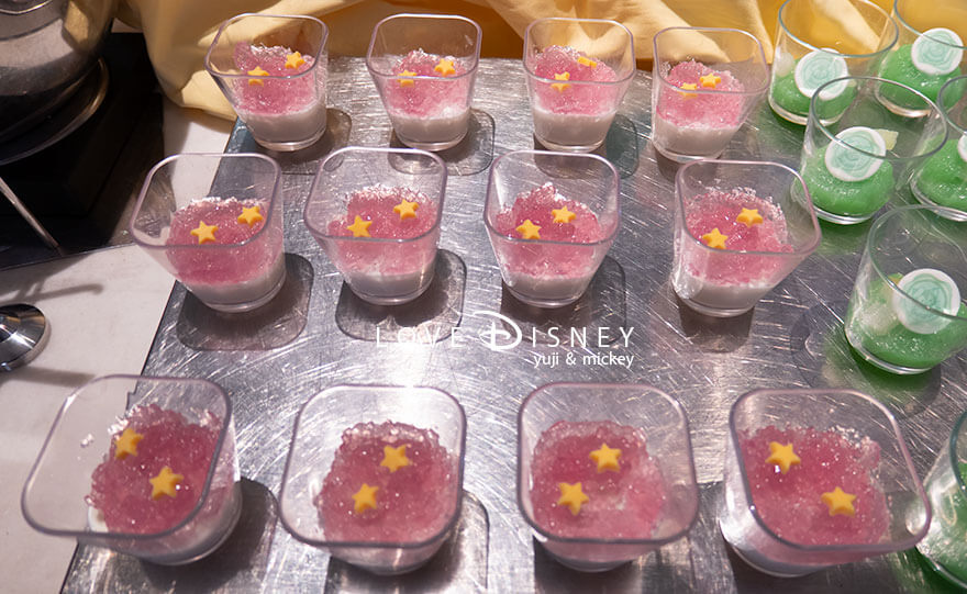 ホテルミラコスタ、オチェーアノ「ダッフィー＆フレンズのハートフェルト・レターズ・オブ・フレンドシップ、ブッフェ」デザート（パンナ・コッタ、蜂蜜とレモンゼリー）