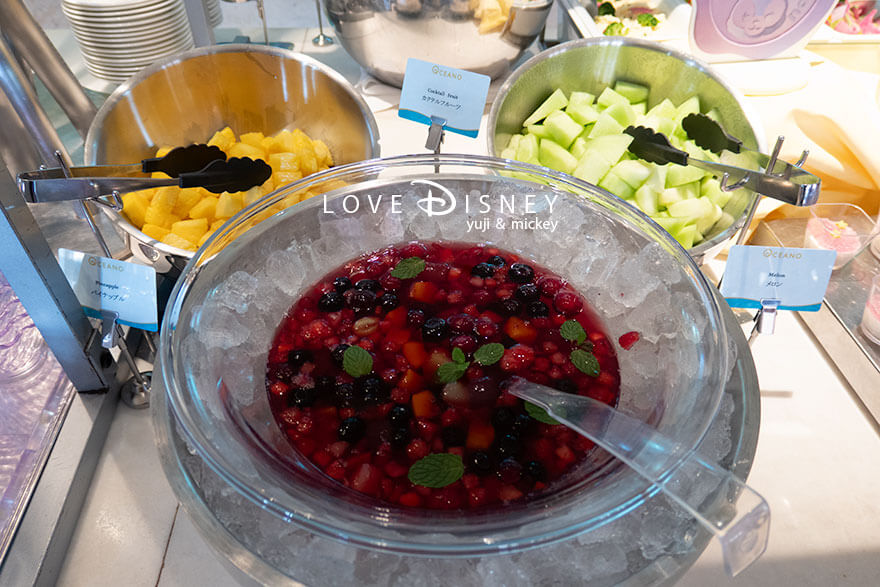 ホテルミラコスタ、オチェーアノ「ダッフィー＆フレンズのハートフェルト・レターズ・オブ・フレンドシップ、ブッフェ」デザート（カクテルフルーツ/パイナップル/メロン）