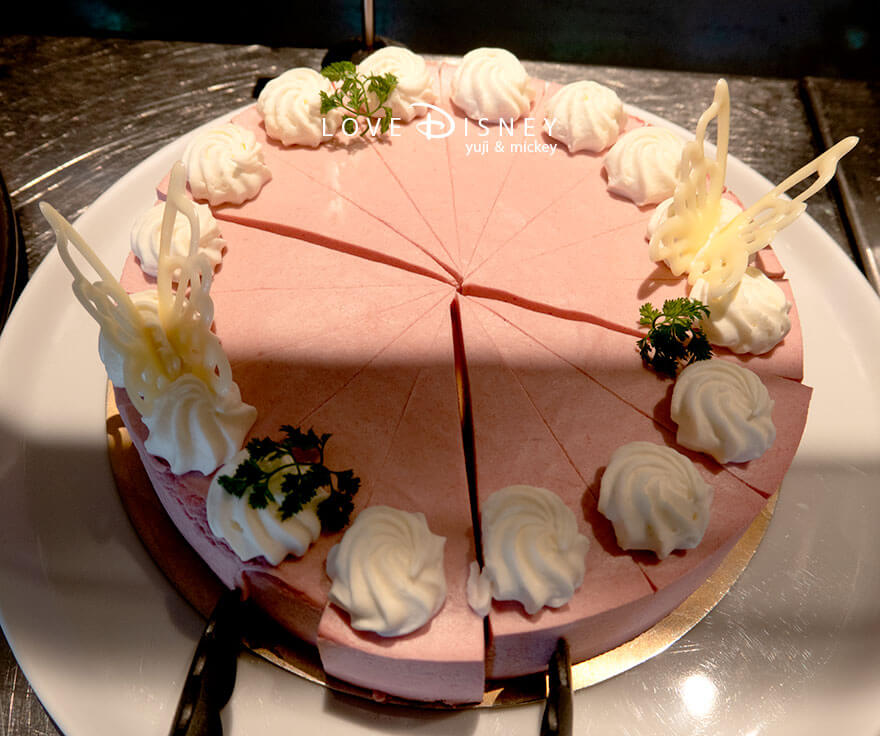 ホテルミラコスタ、オチェーアノ「ダッフィー＆フレンズのハートフェルト・レターズ・オブ・フレンドシップ、ブッフェ」デザート（桃とフロマージュ・ブランのムース）