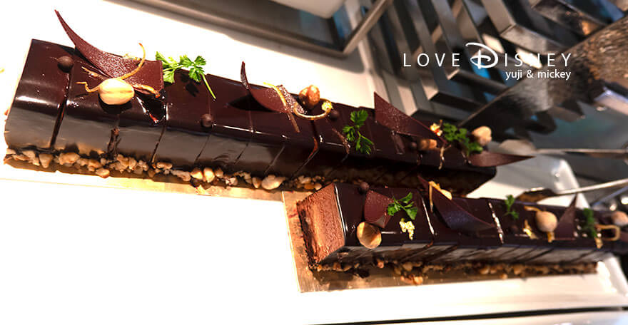 ホテルミラコスタ、オチェーアノ「ダッフィー＆フレンズのハートフェルト・レターズ・オブ・フレンドシップ、ブッフェ」デザート（チョコレートとヘーゼルナッツのムース）