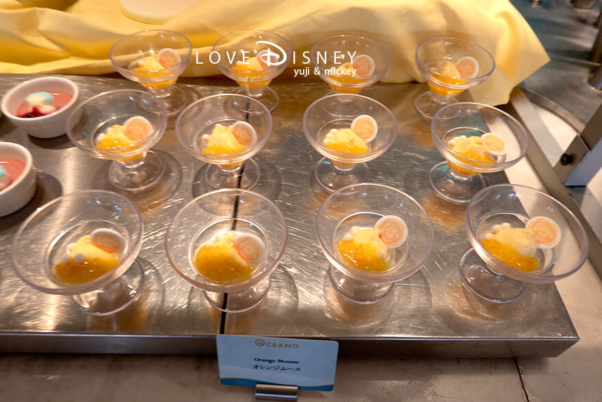 ホテルミラコスタ、オチェーアノ「ダッフィー＆フレンズのハートフェルト・レターズ・オブ・フレンドシップ、ブッフェ」デザート（オレンジムース）