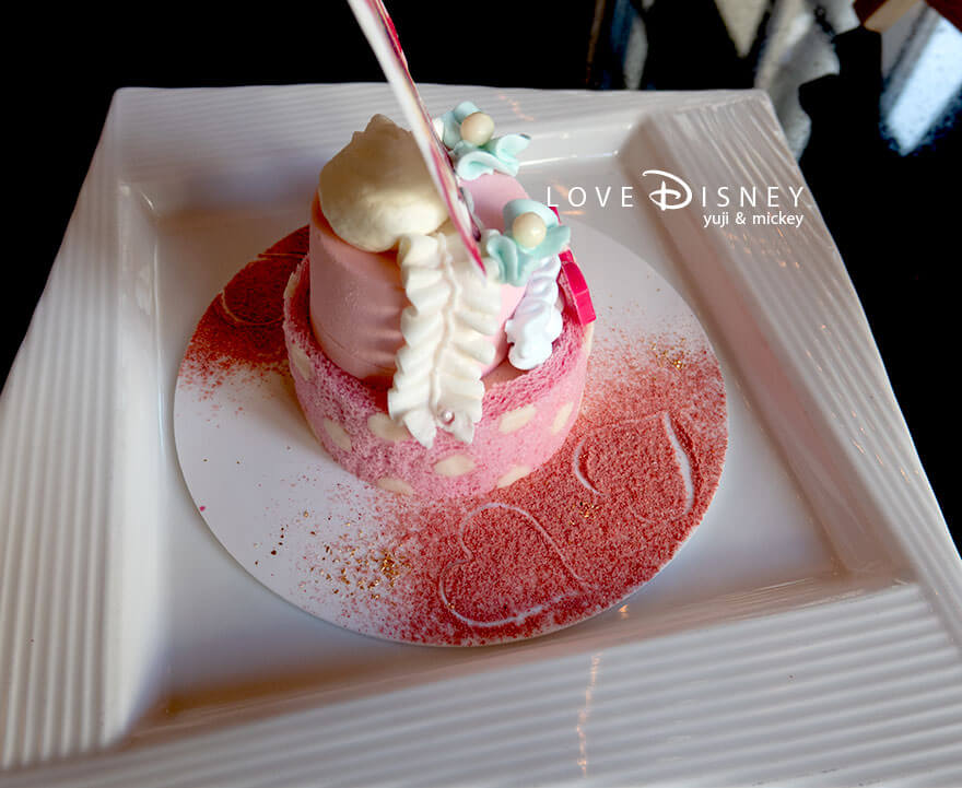 ハイピリオン・ラウンジ、ディズニー・パルパルーザ2025「ミニーのファンダーランド」チェリーとチーズのケーキ（横）