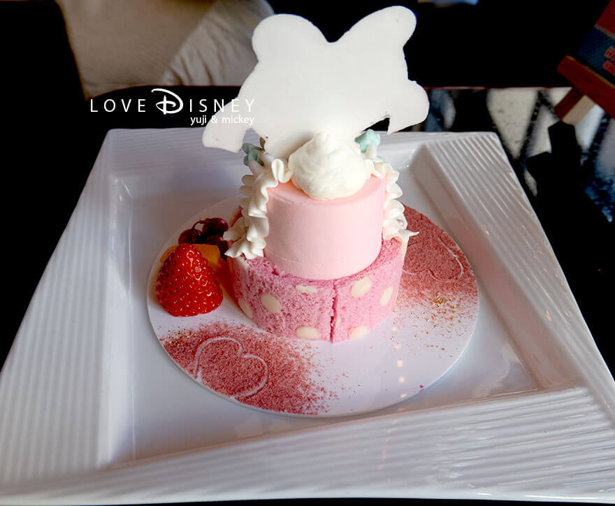ハイピリオン・ラウンジ、ディズニー・パルパルーザ2025「ミニーのファンダーランド」チェリーとチーズのケーキ（後ろ）