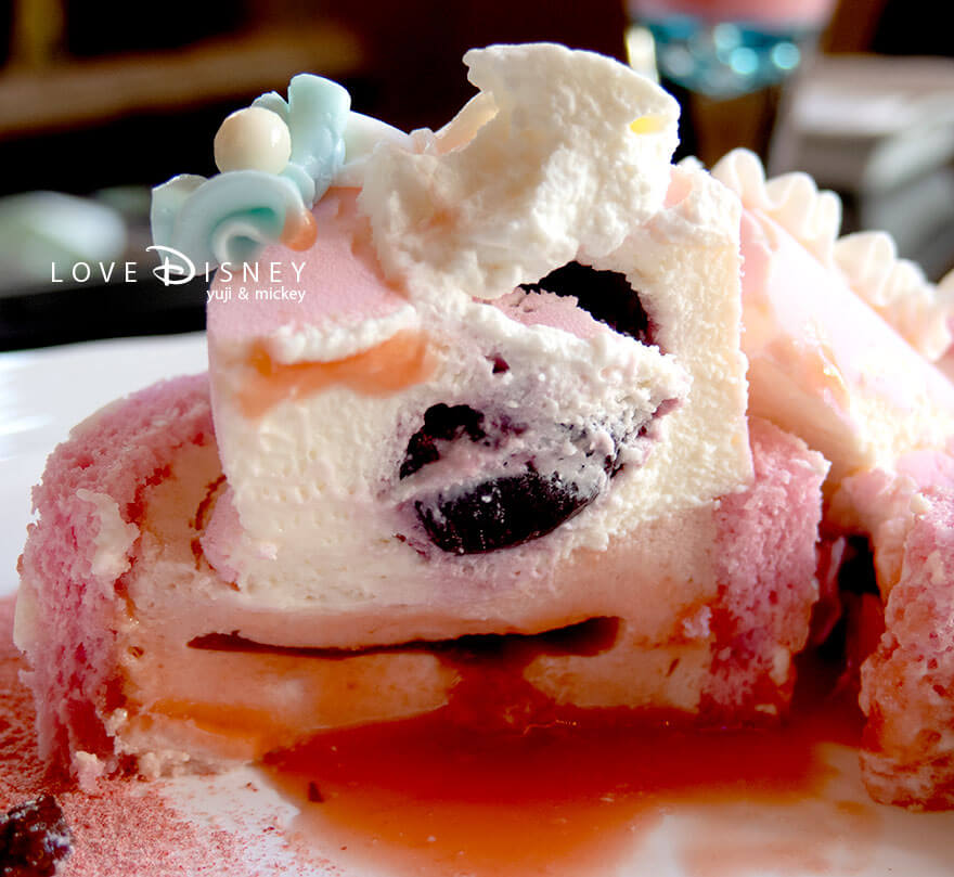 ハイピリオン・ラウンジ、ディズニー・パルパルーザ2025「ミニーのファンダーランド」チェリーとチーズのケーキ（中身）