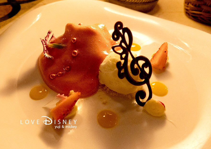 東京ディズニーシー「ディズニーストーリービヨンド」スペシャルメニュー、リストランテ・ディ・カナレット、スペシャルパスタセット（ストロベリーのティラミス風、マスカルポーネアイスクリーム添え）フィルムを取った時の演出