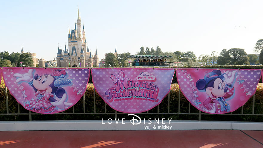 東京ディズニーランド、ディズニー・パルパルーザ2025、ミニーのファンダーランド、デコレーション(パートナーズ像横のタペストリー)ミッキー&ミニー