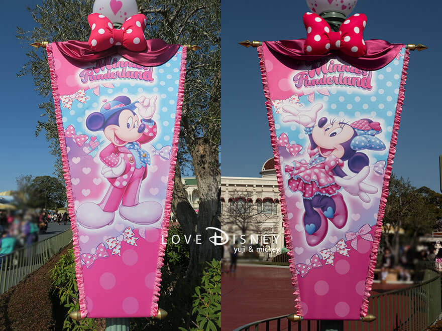 東京ディズニーランド、ディズニー・パルパルーザ2025、ミニーのファンダーランド、デコレーション(プラザ周りのタペストリー)ミッキー&ミニー