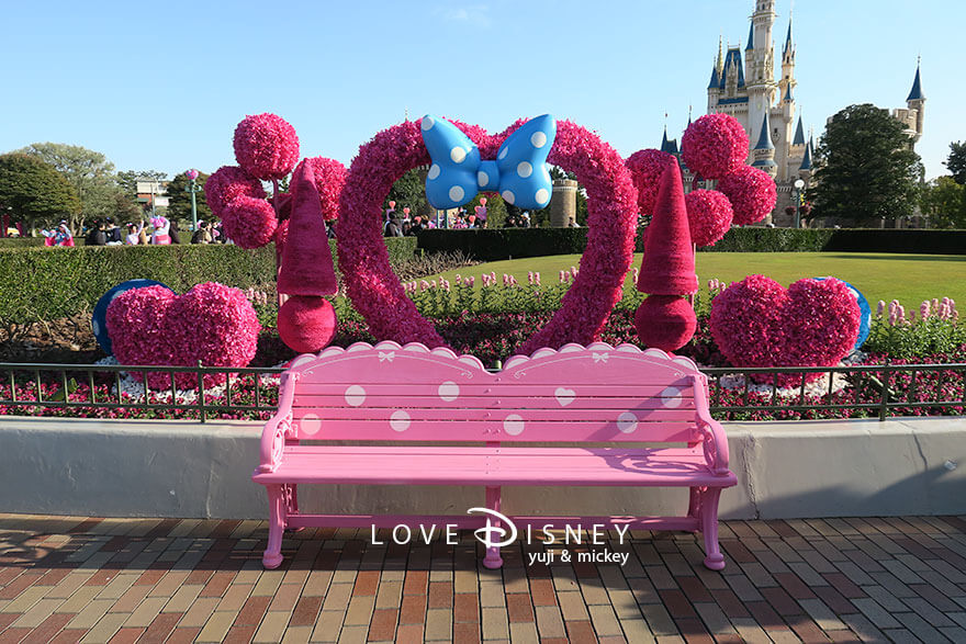 東京ディズニーランド、ディズニー・パルパルーザ2025、ミニーのファンダーランド、デコレーション（プラザ中央花壇周辺）