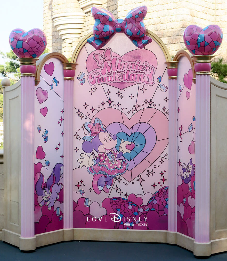 東京ディズニーランド、ディズニー・パルパルーザ2025、ミニーのファンダーランド、デコレーション（シンデレラ城裏）