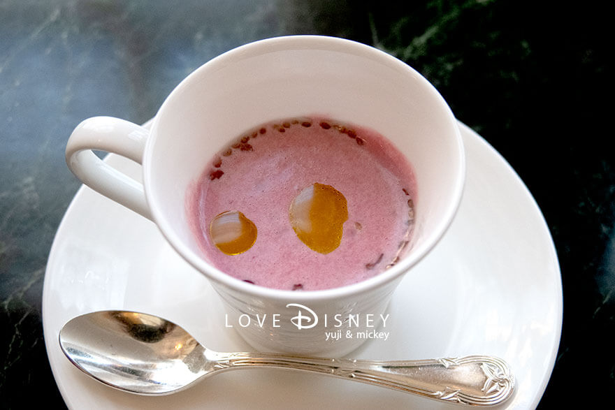 東京ディズニーランドホテル、ドリーマーズ・ラウンジ、「ディズニー・パルパルーザ2026、ミニーのファンダーランド、スペシャルセット」ソイミルクとストロベリーのスムージー