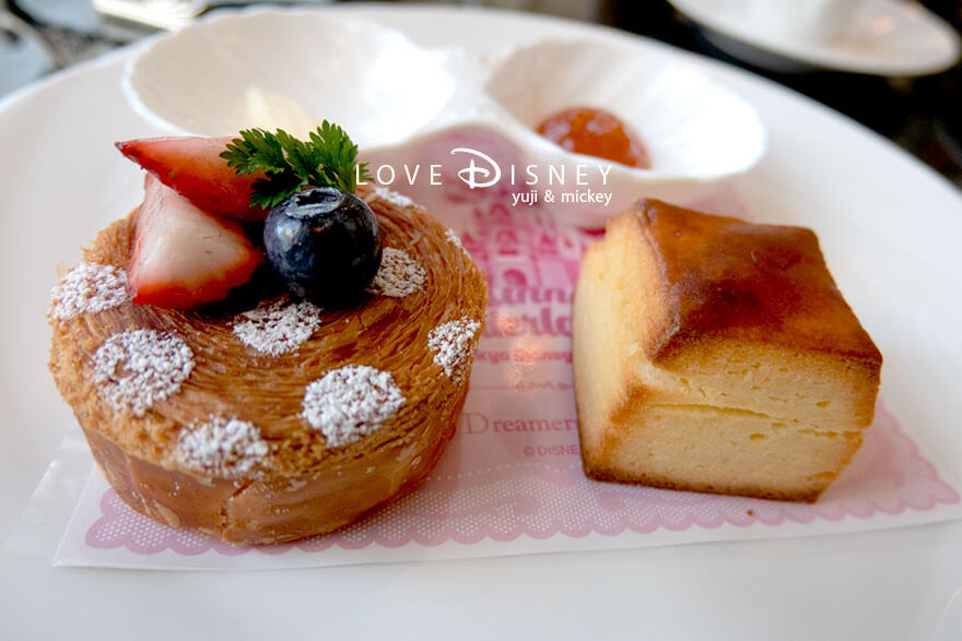 東京ディズニーランドホテル、ドリーマーズ・ラウンジ、「ディズニー・パルパルーザ2026、ミニーのファンダーランド、スペシャルセット」オリジナルプレーンスコーン、ストロベリーデニッシュ