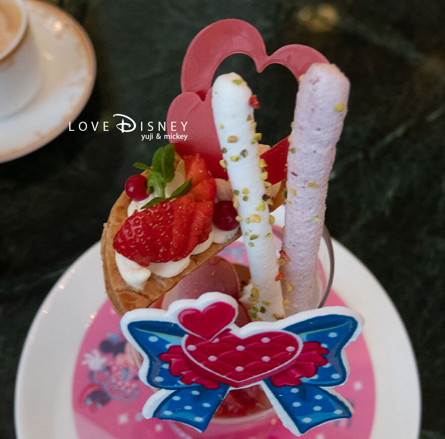 東京ディズニーランドホテル、ドリーマーズ・ラウンジ、「ディズニー・パルパルーザ2026、ミニーのファンダーランド、スペシャルセット」あまおうのヴァシュランとフレーズ・デ・ボアソルベのパフェ