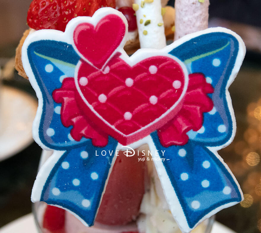 東京ディズニーランドホテル、ドリーマーズ・ラウンジ、「ディズニー・パルパルーザ2026、ミニーのファンダーランド、スペシャルセット」デザート（リボン部分）