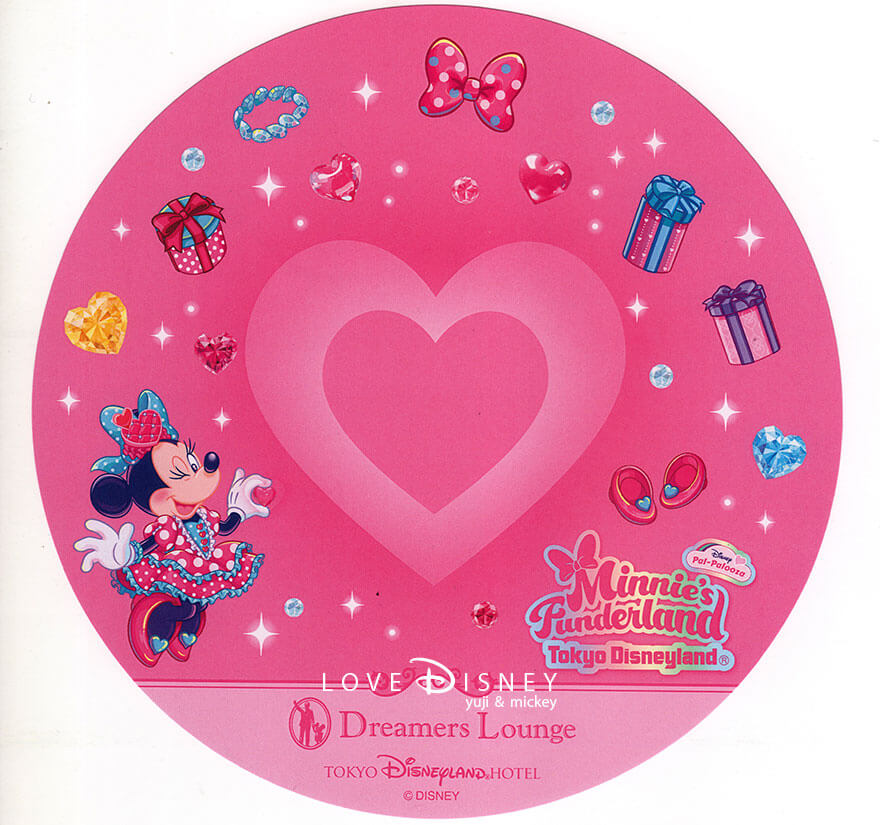 東京ディズニーランドホテル、ドリーマーズ・ラウンジ、「ディズニー・パルパルーザ2026、ミニーのファンダーランド、スペシャルセット」デザートの下に敷いてある紙
