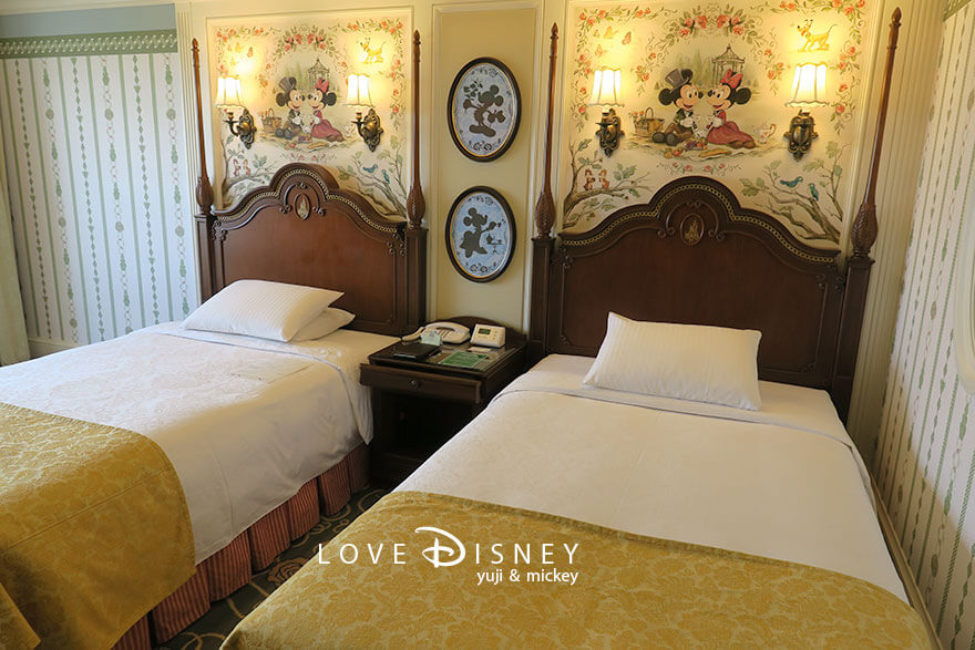 東京ディズニーランドホテル、コンシェルジュ、スーペリアアルコーヴルーム（パークグランドビュー）ベッド