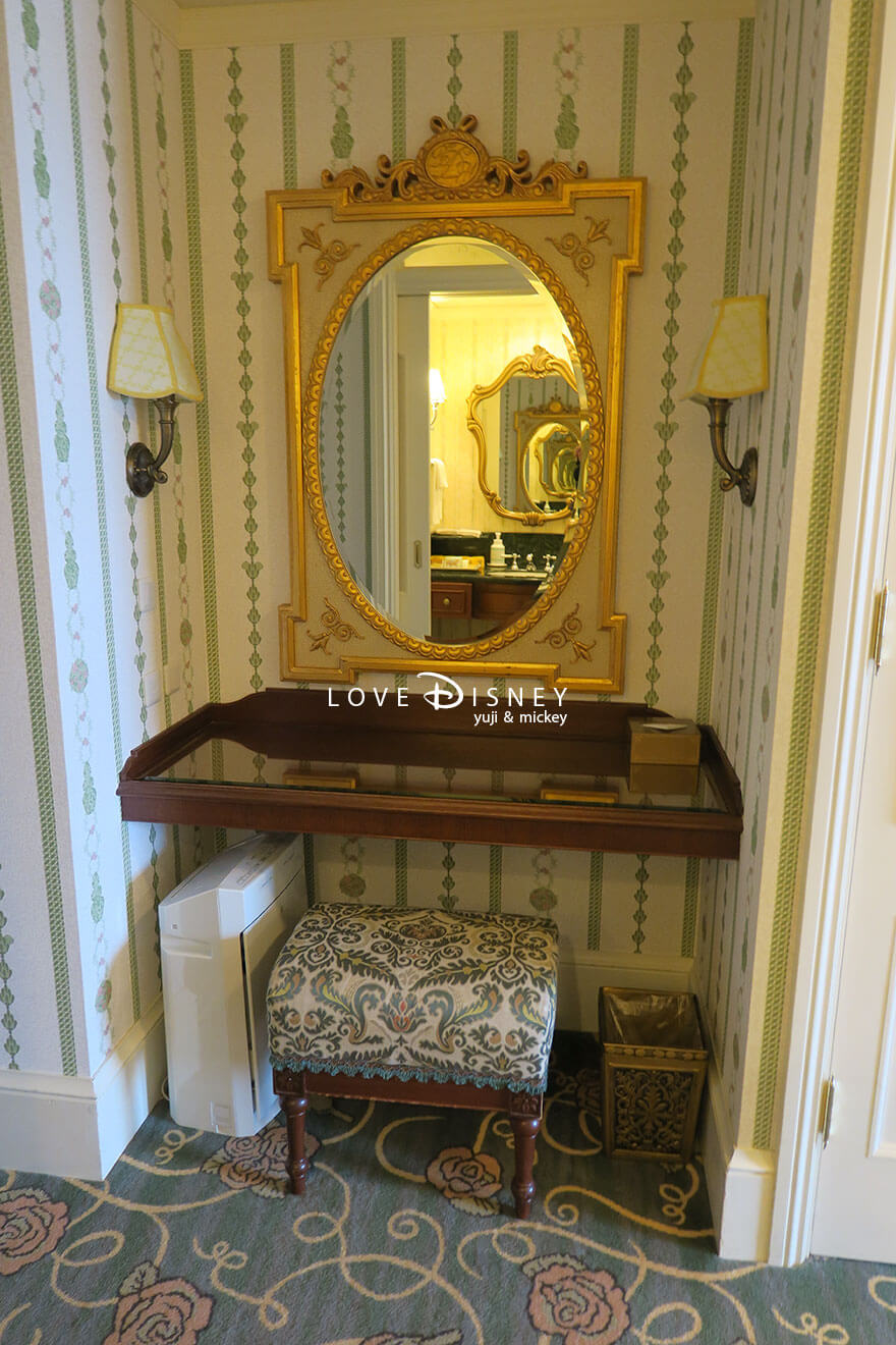東京ディズニーランドホテル、コンシェルジュ、スーペリアアルコーヴルーム（パークグランドビュー）化粧台