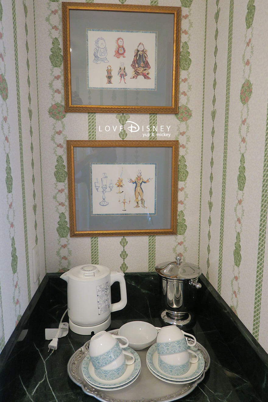 東京ディズニーランドホテル、コンシェルジュ、スーペリアアルコーヴルーム（パークグランドビュー）電気ケトル/アイスペール/ティーカップ