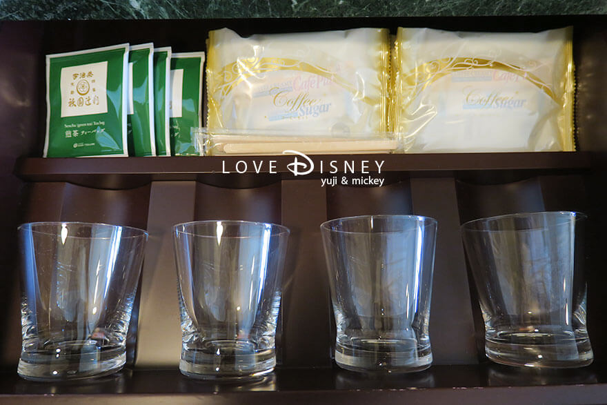 東京ディズニーランドホテル、コンシェルジュ、スーペリアアルコーヴルーム（パークグランドビュー）無料のコーヒー/お茶/コップ