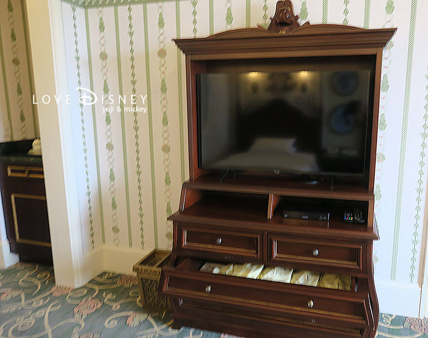 東京ディズニーランドホテル、コンシェルジュ、スーペリアアルコーヴルーム（パークグランドビュー）TV台