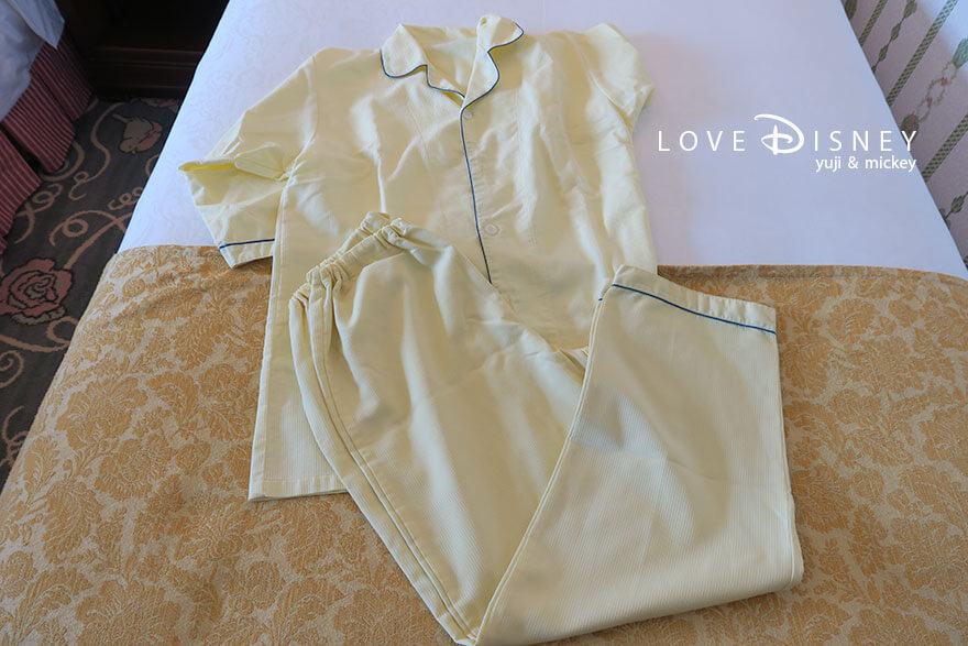 東京ディズニーランドホテル、コンシェルジュ、スーペリアアルコーヴルーム（パークグランドビュー）大人用パジャマ