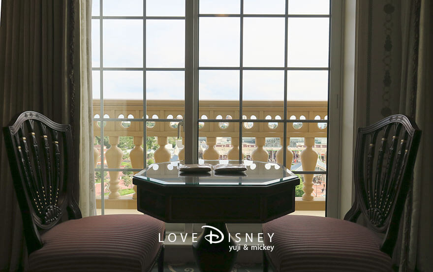東京ディズニーランドホテル、コンシェルジュ、スーペリアアルコーヴルーム（パークグランドビュー）机/椅子