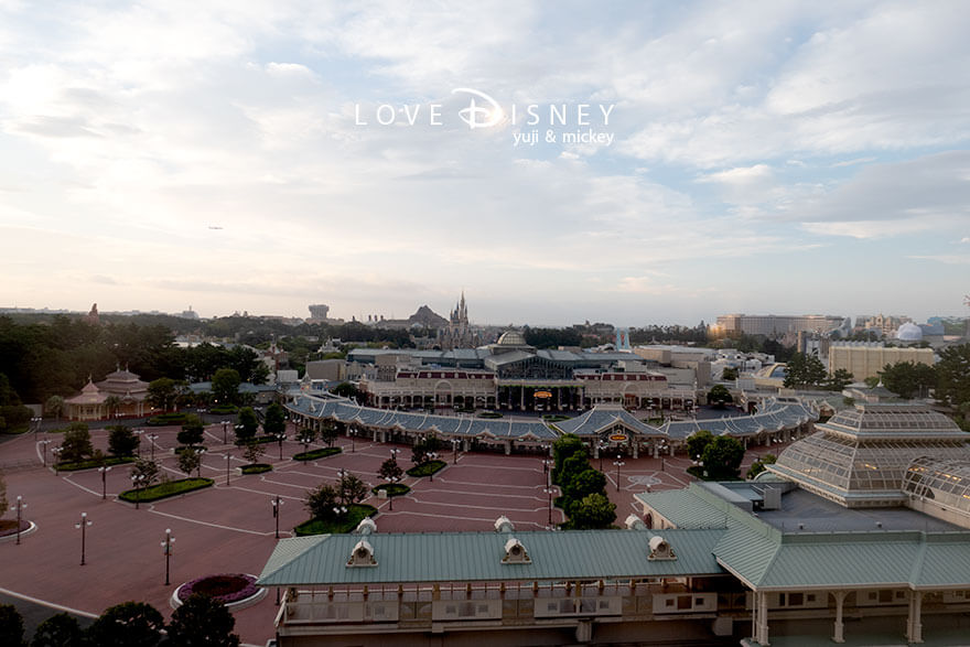 東京ディズニーランドホテル、コンシェルジュ、スーペリアアルコーヴルーム（パークグランドビュー）窓からの眺望（その1）