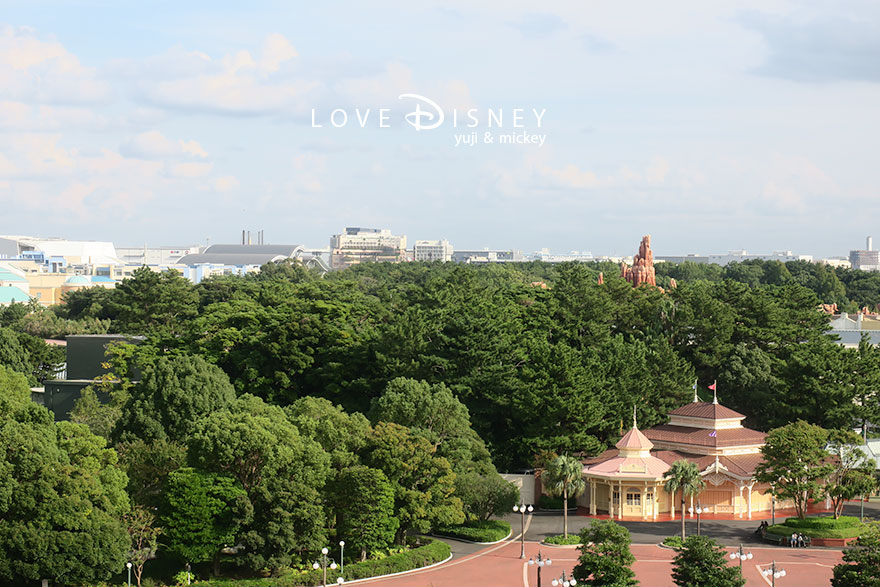 東京ディズニーランドホテル、コンシェルジュ、スーペリアアルコーヴルーム（パークグランドビュー）窓からの眺望（その5）