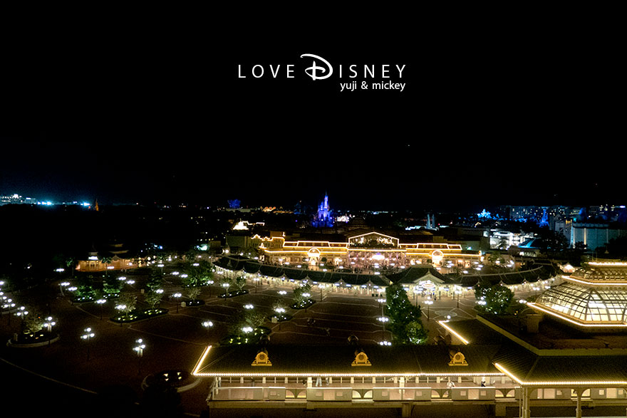 東京ディズニーランドホテル、コンシェルジュ、スーペリアアルコーヴルーム（パークグランドビュー）窓からの眺望（夜景）