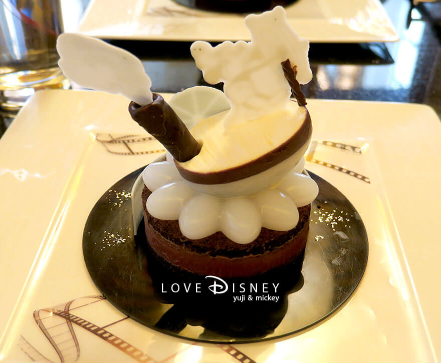 ディズニーアンバサダーホテル、ハイピリオン・ラウンジ、ハイピリオン・ケーキセットシリーズ(蒸気船ウィリー)後ろ