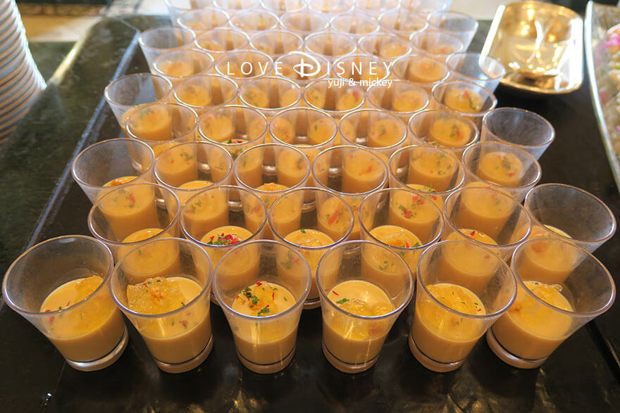 東京ディズニーランドホテル「シャーウッドガーデン・レストラン」ディズニー・パルパルーザ、ヴァネロペのスウィーツ・ポップ・ワールドブッフェ、冷たい料理（ウニのババロアとコンソメゼリー）