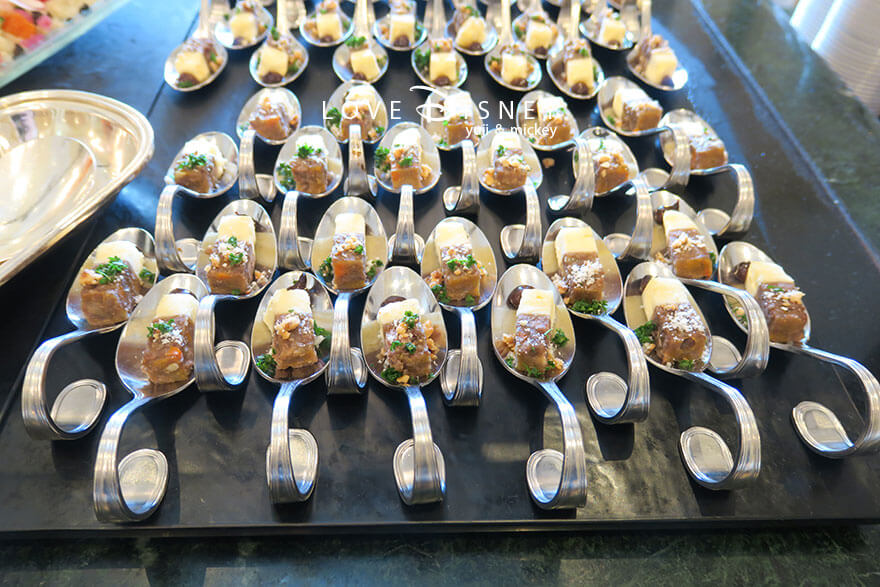 東京ディズニーランドホテル「シャーウッドガーデン・レストラン」ディズニー・パルパルーザ、ヴァネロペのスウィーツ・ポップ・ワールドブッフェ、冷たい料理（牛スネ肉とポテトのリエット）