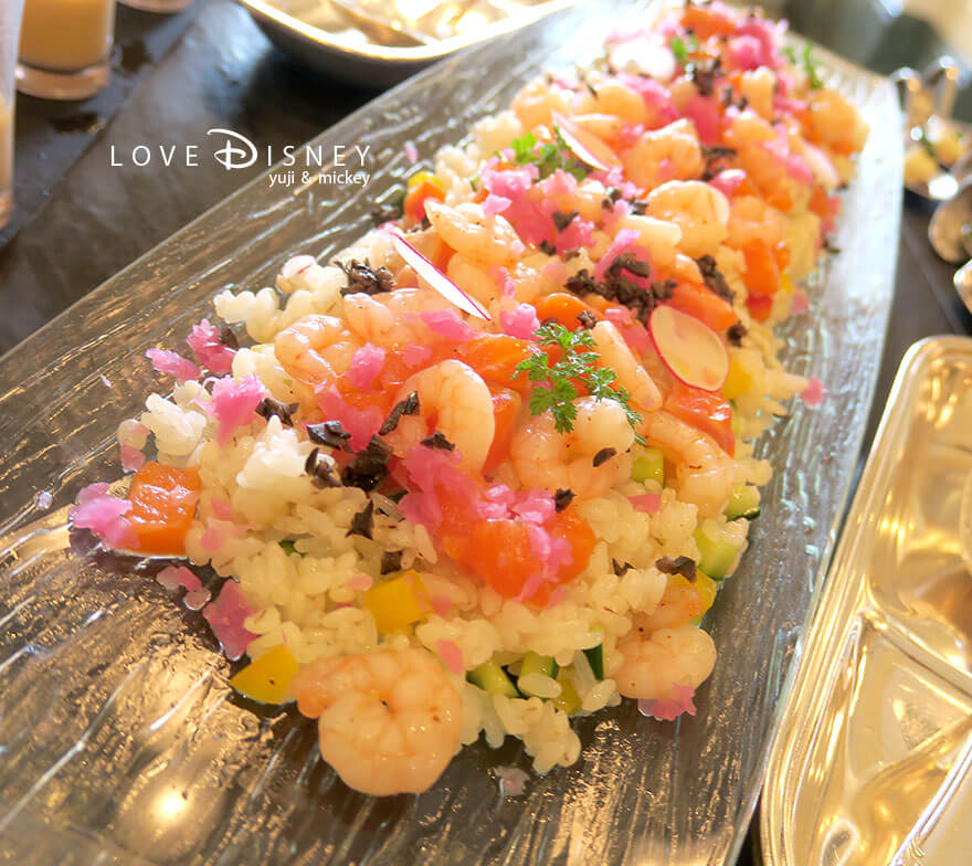 東京ディズニーランドホテル「シャーウッドガーデン・レストラン」ディズニー・パルパルーザ、ヴァネロペのスウィーツ・ポップ・ワールドブッフェ、冷たい料理（海老とサーモンのライスサラダ）