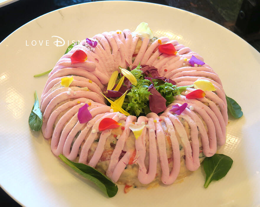 東京ディズニーランドホテル「シャーウッドガーデン・レストラン」ディズニー・パルパルーザ、ヴァネロペのスウィーツ・ポップ・ワールドブッフェ、冷たい料理（スモークサーモンのポテトサラダ）