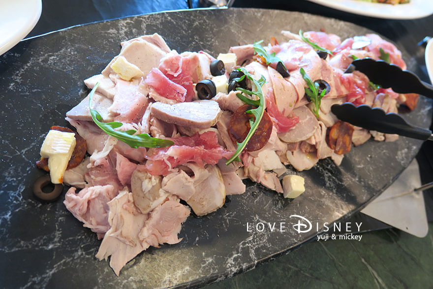 東京ディズニーランドホテル「シャーウッドガーデン・レストラン」ディズニー・パルパルーザ、ヴァネロペのスウィーツ・ポップ・ワールドブッフェ、冷たい料理（特製ジャンボンとカマンベールの盛り合わせ）