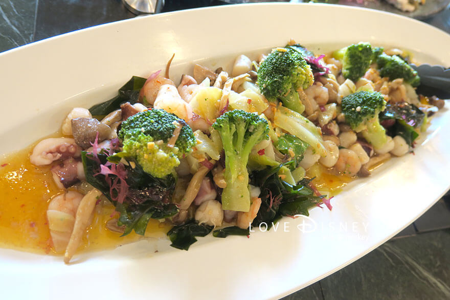 東京ディズニーランドホテル「シャーウッドガーデン・レストラン」ディズニー・パルパルーザ、ヴァネロペのスウィーツ・ポップ・ワールドブッフェ、冷たい料理（シーフードの冷製アヒージョ）