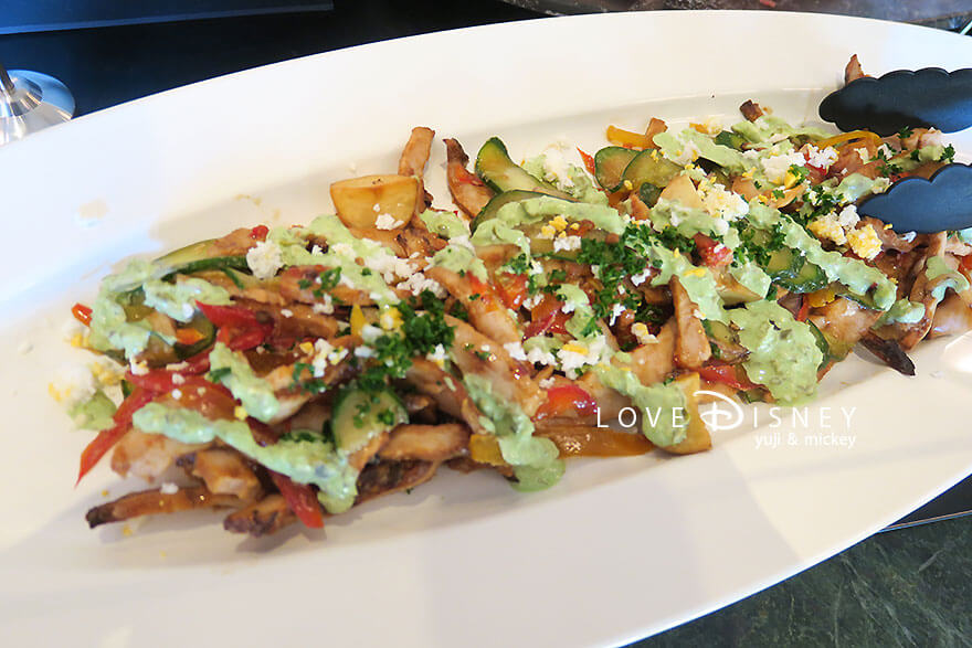 東京ディズニーランドホテル「シャーウッドガーデン・レストラン」ディズニー・パルパルーザ、ヴァネロペのスウィーツ・ポップ・ワールドブッフェ、冷たい料理（豚トロのグリルグリビッシュソース）