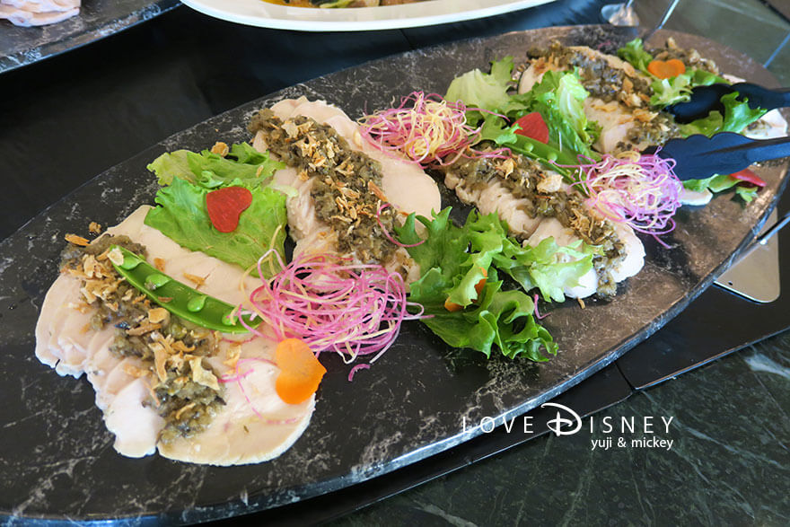 東京ディズニーランドホテル「シャーウッドガーデン・レストラン」ディズニー・パルパルーザ、ヴァネロペのスウィーツ・ポップ・ワールドブッフェ、冷たい料理（鶏むね肉のマリネタプナードソース）