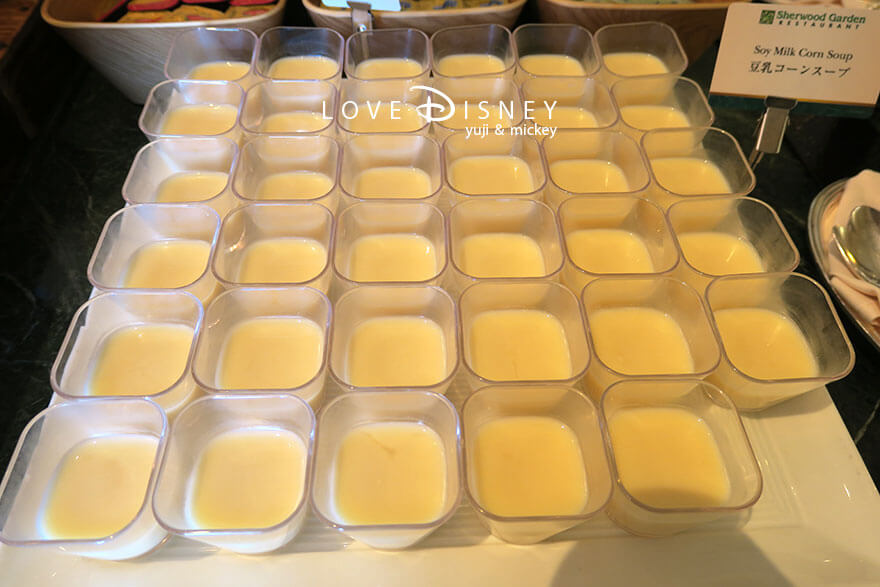 東京ディズニーランドホテル「シャーウッドガーデン・レストラン」ディズニー・パルパルーザ、ヴァネロペのスウィーツ・ポップ・ワールドブッフェ、冷たい料理（豆乳コーンスープ）
