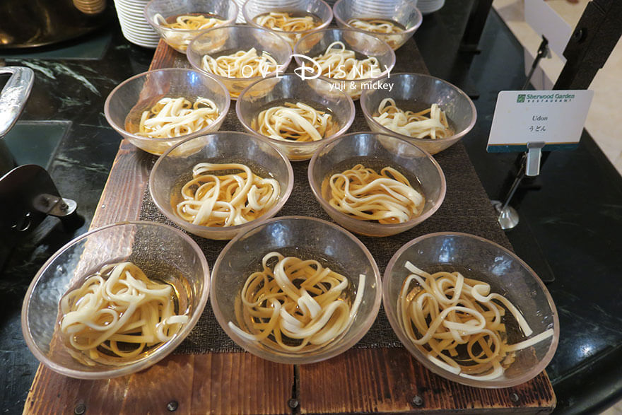 東京ディズニーランドホテル「シャーウッドガーデン・レストラン」ディズニー・パルパルーザ、ヴァネロペのスウィーツ・ポップ・ワールドブッフェ、冷たい料理（うどん）
