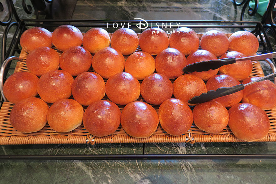 東京ディズニーランドホテル「シャーウッドガーデン・レストラン」ディズニー・パルパルーザ、ヴァネロペのスウィーツ・ポップ・ワールドブッフェ、パン（バターロール）