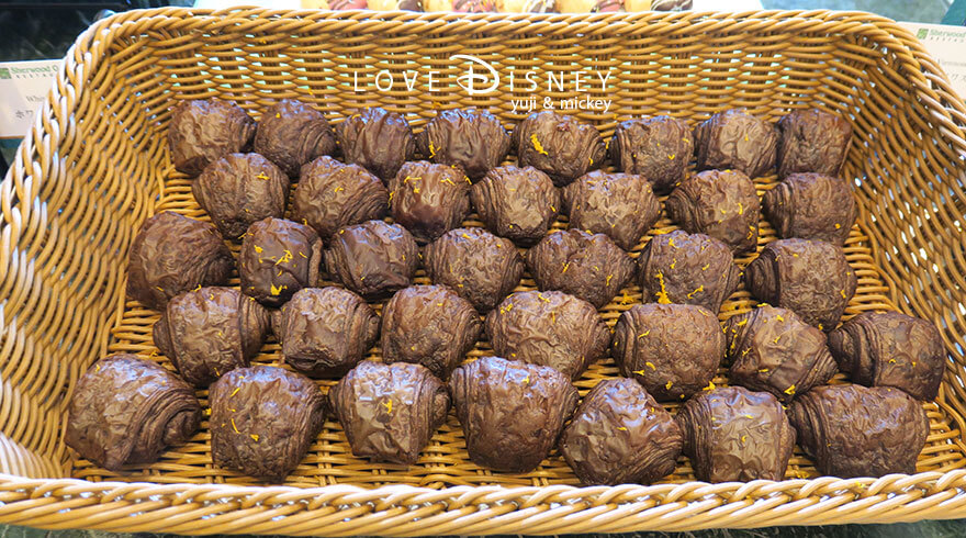 東京ディズニーランドホテル「シャーウッドガーデン・レストラン」ディズニー・パルパルーザ、ヴァネロペのスウィーツ・ポップ・ワールドブッフェ、パン（特製ヴィエノワズリー）