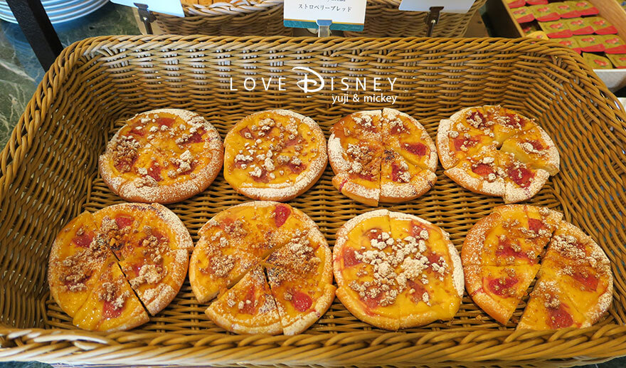 東京ディズニーランドホテル「シャーウッドガーデン・レストラン」ディズニー・パルパルーザ、ヴァネロペのスウィーツ・ポップ・ワールドブッフェ、パン（ストロベリーブレッド）