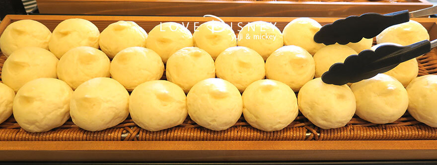 東京ディズニーランドホテル「シャーウッドガーデン・レストラン」ディズニー・パルパルーザ、ヴァネロペのスウィーツ・ポップ・ワールドブッフェ、パン（ホワイトブレッド）