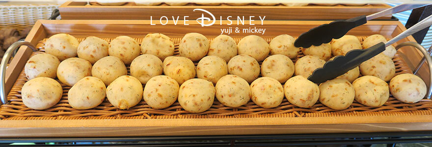 東京ディズニーランドホテル「シャーウッドガーデン・レストラン」ディズニー・パルパルーザ、ヴァネロペのスウィーツ・ポップ・ワールドブッフェ、パン（オニオンベーコンブレッド）