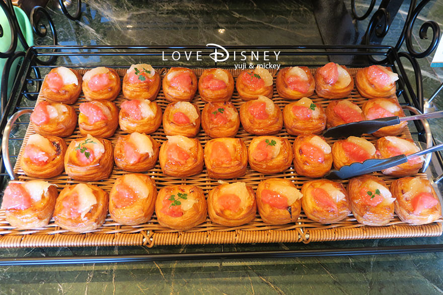 東京ディズニーランドホテル「シャーウッドガーデン・レストラン」ディズニー・パルパルーザ、ヴァネロペのスウィーツ・ポップ・ワールドブッフェ、パン（グレープフルーツデニッシュ）