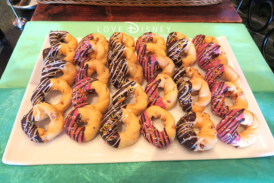 東京ディズニーランドホテル「シャーウッドガーデン・レストラン」ディズニー・パルパルーザ、ヴァネロペのスウィーツ・ポップ・ワールドブッフェ、パン（ベイクドドーナツ）